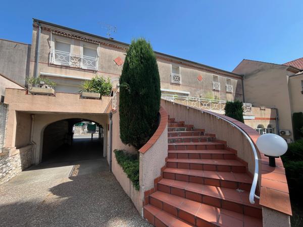 Villeneuve sur Lot centre ville rive droite, dans une résidence très calme avec place de parking privative, appartement T3 de 49 m² en très bon état situé au premier étage comprenant un séjour de 22 m² avec cuisine aménagée, deux chambres, une salle de ba , Villeneuve sur lot