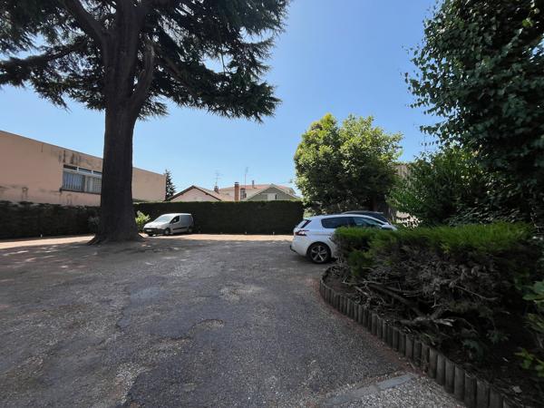 Villeneuve sur Lot centre ville rive droite, dans une résidence très calme avec place de parking privative, appartement T3 de 49 m² en très bon état situé au premier étage comprenant un séjour de 22 m² avec cuisine aménagée, deux chambres, une salle de ba , Villeneuve sur lot