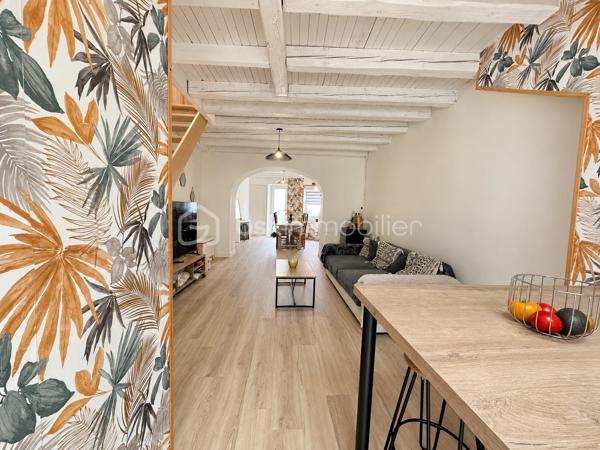 Vous cherchez un pied-à-terre au calme, une résidence principale ou simplement un lieu où poser vos valises ? Cette maison pourrait bien vous surprendre. ✨

Entièrement rénovée, cette jolie maison d’environ 83 m² habitables conjugue le charme de l’ancien avec un intérieur pensé pour une vie confortable.

Dès l’entrée, on découvre une pièce de vie chaleureuse et lumineuse de 42 m² . La cuisine ouverte, aménagée et équipée, s’ouvre directement sur la cour et permet de profiter facilement des extérieurs.

À l’étage, l’espace nuit avec deux chambres, dont l’une bénéficie de sa propre salle d’eau.
Une chambre indépendante d’environ 10 m² vient compléter la maison.

À l’extérieur, vous profiterez d’une cour intimiste et facile à entretenir.
 Située à La Turballe, cette maison offre un cadre agréable tout en permettant de profiter de la vie locale et du charme de la presqu’île.

Une maison pleine de charme, pratique et pleine de possibilités.

Les + : Ravalement de façade effectué. Isolation refaite en 2021. Cuisine refaite 2026. Chaudière récente 2025. 
Chauffage : Gaz de ville