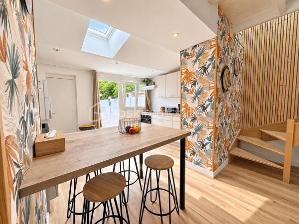 Vous cherchez un pied-à-terre au calme, une résidence principale ou simplement un lieu où poser vos valises ? Cette maison pourrait bien vous surprendre. ✨

Entièrement rénovée, cette jolie maison d’environ 83 m² habitables conjugue le charme de l’ancien avec un intérieur pensé pour une vie confortable.

Dès l’entrée, on découvre une pièce de vie chaleureuse et lumineuse de 42 m² . La cuisine ouverte, aménagée et équipée, s’ouvre directement sur la cour et permet de profiter facilement des extérieurs.

À l’étage, l’espace nuit avec deux chambres, dont l’une bénéficie de sa propre salle d’eau.
Une chambre indépendante d’environ 10 m² vient compléter la maison.

À l’extérieur, vous profiterez d’une cour intimiste et facile à entretenir.
 Située à La Turballe, cette maison offre un cadre agréable tout en permettant de profiter de la vie locale et du charme de la presqu’île.

Une maison pleine de charme, pratique et pleine de possibilités.

Les + : Ravalement de façade effectué. Isolation refaite en 2021. Cuisine refaite 2026. Chaudière récente 2025. 
Chauffage : Gaz de ville
