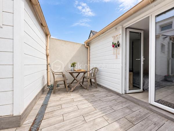 Vous cherchez un pied-à-terre au calme, une résidence principale ou simplement un lieu où poser vos valises ? Cette maison pourrait bien vous surprendre. ✨

Entièrement rénovée, cette jolie maison d’environ 83 m² habitables conjugue le charme de l’ancien avec un intérieur pensé pour une vie confortable.

Dès l’entrée, on découvre une pièce de vie chaleureuse et lumineuse de 42 m² . La cuisine ouverte, aménagée et équipée, s’ouvre directement sur la cour et permet de profiter facilement des extérieurs.

À l’étage, l’espace nuit avec deux chambres, dont l’une bénéficie de sa propre salle d’eau.
Une chambre indépendante d’environ 10 m² vient compléter la maison.

À l’extérieur, vous profiterez d’une cour intimiste et facile à entretenir.
 Située à La Turballe, cette maison offre un cadre agréable tout en permettant de profiter de la vie locale et du charme de la presqu’île.

Une maison pleine de charme, pratique et pleine de possibilités.

Les + : Ravalement de façade effectué. Isolation refaite en 2021. Cuisine refaite 2026. Chaudière récente 2025. 
Chauffage : Gaz de ville