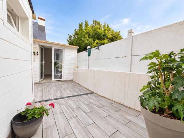 Vous cherchez un pied-à-terre au calme, une résidence principale ou simplement un lieu où poser vos valises ? Cette maison pourrait bien vous surprendre. ✨

Entièrement rénovée, cette jolie maison d’environ 83 m² habitables conjugue le charme de l’ancien avec un intérieur pensé pour une vie confortable.

Dès l’entrée, on découvre une pièce de vie chaleureuse et lumineuse de 42 m² . La cuisine ouverte, aménagée et équipée, s’ouvre directement sur la cour et permet de profiter facilement des extérieurs.

À l’étage, l’espace nuit avec deux chambres, dont l’une bénéficie de sa propre salle d’eau.
Une chambre indépendante d’environ 10 m² vient compléter la maison.

À l’extérieur, vous profiterez d’une cour intimiste et facile à entretenir.
 Située à La Turballe, cette maison offre un cadre agréable tout en permettant de profiter de la vie locale et du charme de la presqu’île.

Une maison pleine de charme, pratique et pleine de possibilités.

Les + : Ravalement de façade effectué. Isolation refaite en 2021. Cuisine refaite 2026. Chaudière récente 2025. 
Chauffage : Gaz de ville