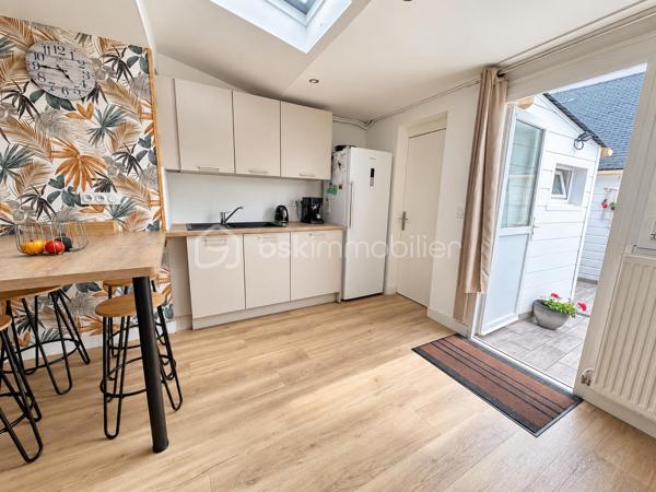 Vous cherchez un pied-à-terre au calme, une résidence principale ou simplement un lieu où poser vos valises ? Cette maison pourrait bien vous surprendre. ✨

Entièrement rénovée, cette jolie maison d’environ 83 m² habitables conjugue le charme de l’ancien avec un intérieur pensé pour une vie confortable.

Dès l’entrée, on découvre une pièce de vie chaleureuse et lumineuse de 42 m² . La cuisine ouverte, aménagée et équipée, s’ouvre directement sur la cour et permet de profiter facilement des extérieurs.

À l’étage, l’espace nuit avec deux chambres, dont l’une bénéficie de sa propre salle d’eau.
Une chambre indépendante d’environ 10 m² vient compléter la maison.

À l’extérieur, vous profiterez d’une cour intimiste et facile à entretenir.
 Située à La Turballe, cette maison offre un cadre agréable tout en permettant de profiter de la vie locale et du charme de la presqu’île.

Une maison pleine de charme, pratique et pleine de possibilités.

Les + : Ravalement de façade effectué. Isolation refaite en 2021. Cuisine refaite 2026. Chaudière récente 2025. 
Chauffage : Gaz de ville