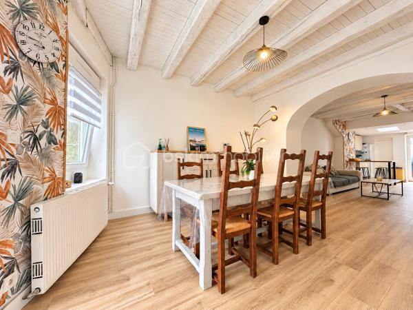 Vous cherchez un pied-à-terre au calme, une résidence principale ou simplement un lieu où poser vos valises ? Cette maison pourrait bien vous surprendre. ✨

Entièrement rénovée, cette jolie maison d’environ 83 m² habitables conjugue le charme de l’ancien avec un intérieur pensé pour une vie confortable.

Dès l’entrée, on découvre une pièce de vie chaleureuse et lumineuse de 42 m² . La cuisine ouverte, aménagée et équipée, s’ouvre directement sur la cour et permet de profiter facilement des extérieurs.

À l’étage, l’espace nuit avec deux chambres, dont l’une bénéficie de sa propre salle d’eau.
Une chambre indépendante d’environ 10 m² vient compléter la maison.

À l’extérieur, vous profiterez d’une cour intimiste et facile à entretenir.
 Située à La Turballe, cette maison offre un cadre agréable tout en permettant de profiter de la vie locale et du charme de la presqu’île.

Une maison pleine de charme, pratique et pleine de possibilités.

Les + : Ravalement de façade effectué. Isolation refaite en 2021. Cuisine refaite 2026. Chaudière récente 2025. 
Chauffage : Gaz de ville