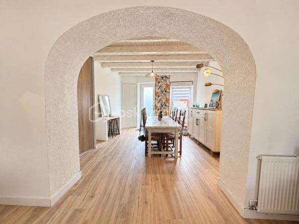 Vous cherchez un pied-à-terre au calme, une résidence principale ou simplement un lieu où poser vos valises ? Cette maison pourrait bien vous surprendre. ✨

Entièrement rénovée, cette jolie maison d’environ 83 m² habitables conjugue le charme de l’ancien avec un intérieur pensé pour une vie confortable.

Dès l’entrée, on découvre une pièce de vie chaleureuse et lumineuse de 42 m² . La cuisine ouverte, aménagée et équipée, s’ouvre directement sur la cour et permet de profiter facilement des extérieurs.

À l’étage, l’espace nuit avec deux chambres, dont l’une bénéficie de sa propre salle d’eau.
Une chambre indépendante d’environ 10 m² vient compléter la maison.

À l’extérieur, vous profiterez d’une cour intimiste et facile à entretenir.
 Située à La Turballe, cette maison offre un cadre agréable tout en permettant de profiter de la vie locale et du charme de la presqu’île.

Une maison pleine de charme, pratique et pleine de possibilités.

Les + : Ravalement de façade effectué. Isolation refaite en 2021. Cuisine refaite 2026. Chaudière récente 2025. 
Chauffage : Gaz de ville