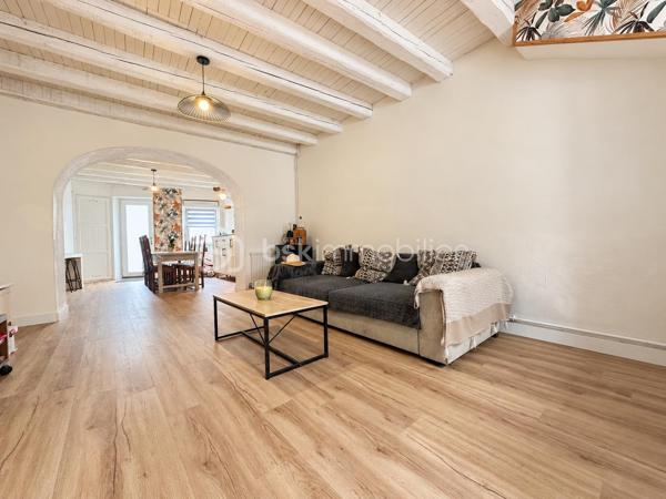 Vous cherchez un pied-à-terre au calme, une résidence principale ou simplement un lieu où poser vos valises ? Cette maison pourrait bien vous surprendre. ✨

Entièrement rénovée, cette jolie maison d’environ 83 m² habitables conjugue le charme de l’ancien avec un intérieur pensé pour une vie confortable.

Dès l’entrée, on découvre une pièce de vie chaleureuse et lumineuse de 42 m² . La cuisine ouverte, aménagée et équipée, s’ouvre directement sur la cour et permet de profiter facilement des extérieurs.

À l’étage, l’espace nuit avec deux chambres, dont l’une bénéficie de sa propre salle d’eau.
Une chambre indépendante d’environ 10 m² vient compléter la maison.

À l’extérieur, vous profiterez d’une cour intimiste et facile à entretenir.
 Située à La Turballe, cette maison offre un cadre agréable tout en permettant de profiter de la vie locale et du charme de la presqu’île.

Une maison pleine de charme, pratique et pleine de possibilités.

Les + : Ravalement de façade effectué. Isolation refaite en 2021. Cuisine refaite 2026. Chaudière récente 2025. 
Chauffage : Gaz de ville