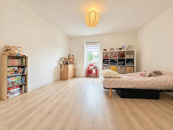 Vous cherchez un pied-à-terre au calme, une résidence principale ou simplement un lieu où poser vos valises ? Cette maison pourrait bien vous surprendre. ✨

Entièrement rénovée, cette jolie maison d’environ 83 m² habitables conjugue le charme de l’ancien avec un intérieur pensé pour une vie confortable.

Dès l’entrée, on découvre une pièce de vie chaleureuse et lumineuse de 42 m² . La cuisine ouverte, aménagée et équipée, s’ouvre directement sur la cour et permet de profiter facilement des extérieurs.

À l’étage, l’espace nuit avec deux chambres, dont l’une bénéficie de sa propre salle d’eau.
Une chambre indépendante d’environ 10 m² vient compléter la maison.

À l’extérieur, vous profiterez d’une cour intimiste et facile à entretenir.
 Située à La Turballe, cette maison offre un cadre agréable tout en permettant de profiter de la vie locale et du charme de la presqu’île.

Une maison pleine de charme, pratique et pleine de possibilités.

Les + : Ravalement de façade effectué. Isolation refaite en 2021. Cuisine refaite 2026. Chaudière récente 2025. 
Chauffage : Gaz de ville