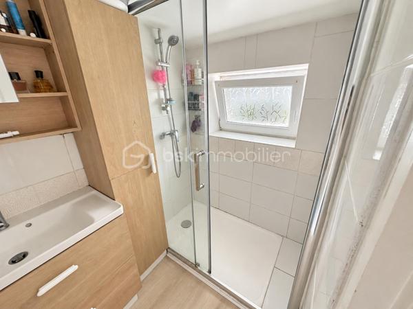 Vous cherchez un pied-à-terre au calme, une résidence principale ou simplement un lieu où poser vos valises ? Cette maison pourrait bien vous surprendre. ✨

Entièrement rénovée, cette jolie maison d’environ 83 m² habitables conjugue le charme de l’ancien avec un intérieur pensé pour une vie confortable.

Dès l’entrée, on découvre une pièce de vie chaleureuse et lumineuse de 42 m² . La cuisine ouverte, aménagée et équipée, s’ouvre directement sur la cour et permet de profiter facilement des extérieurs.

À l’étage, l’espace nuit avec deux chambres, dont l’une bénéficie de sa propre salle d’eau.
Une chambre indépendante d’environ 10 m² vient compléter la maison.

À l’extérieur, vous profiterez d’une cour intimiste et facile à entretenir.
 Située à La Turballe, cette maison offre un cadre agréable tout en permettant de profiter de la vie locale et du charme de la presqu’île.

Une maison pleine de charme, pratique et pleine de possibilités.

Les + : Ravalement de façade effectué. Isolation refaite en 2021. Cuisine refaite 2026. Chaudière récente 2025. 
Chauffage : Gaz de ville
