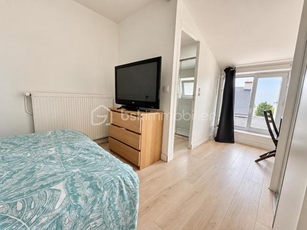 Vous cherchez un pied-à-terre au calme, une résidence principale ou simplement un lieu où poser vos valises ? Cette maison pourrait bien vous surprendre. ✨

Entièrement rénovée, cette jolie maison d’environ 83 m² habitables conjugue le charme de l’ancien avec un intérieur pensé pour une vie confortable.

Dès l’entrée, on découvre une pièce de vie chaleureuse et lumineuse de 42 m² . La cuisine ouverte, aménagée et équipée, s’ouvre directement sur la cour et permet de profiter facilement des extérieurs.

À l’étage, l’espace nuit avec deux chambres, dont l’une bénéficie de sa propre salle d’eau.
Une chambre indépendante d’environ 10 m² vient compléter la maison.

À l’extérieur, vous profiterez d’une cour intimiste et facile à entretenir.
 Située à La Turballe, cette maison offre un cadre agréable tout en permettant de profiter de la vie locale et du charme de la presqu’île.

Une maison pleine de charme, pratique et pleine de possibilités.

Les + : Ravalement de façade effectué. Isolation refaite en 2021. Cuisine refaite 2026. Chaudière récente 2025. 
Chauffage : Gaz de ville