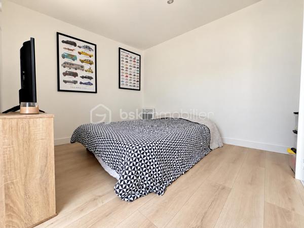Vous cherchez un pied-à-terre au calme, une résidence principale ou simplement un lieu où poser vos valises ? Cette maison pourrait bien vous surprendre. ✨

Entièrement rénovée, cette jolie maison d’environ 83 m² habitables conjugue le charme de l’ancien avec un intérieur pensé pour une vie confortable.

Dès l’entrée, on découvre une pièce de vie chaleureuse et lumineuse de 42 m² . La cuisine ouverte, aménagée et équipée, s’ouvre directement sur la cour et permet de profiter facilement des extérieurs.

À l’étage, l’espace nuit avec deux chambres, dont l’une bénéficie de sa propre salle d’eau.
Une chambre indépendante d’environ 10 m² vient compléter la maison.

À l’extérieur, vous profiterez d’une cour intimiste et facile à entretenir.
 Située à La Turballe, cette maison offre un cadre agréable tout en permettant de profiter de la vie locale et du charme de la presqu’île.

Une maison pleine de charme, pratique et pleine de possibilités.

Les + : Ravalement de façade effectué. Isolation refaite en 2021. Cuisine refaite 2026. Chaudière récente 2025. 
Chauffage : Gaz de ville