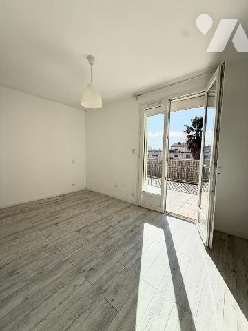 Appartement traversant avec deux terrasses vue canal