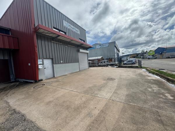 Magnifique opportunité de location d'un dépot de 280 m2 idéalement situé dans la zone d'activités de Cogneau Larivot