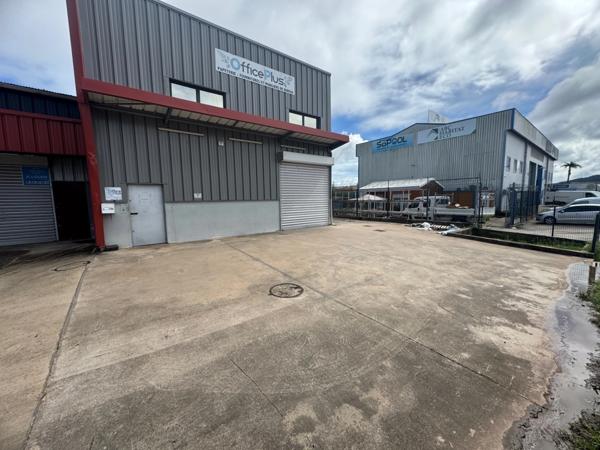 Magnifique opportunité de location d'un dépot de 280 m2 idéalement situé dans la zone d'activités de Cogneau Larivot