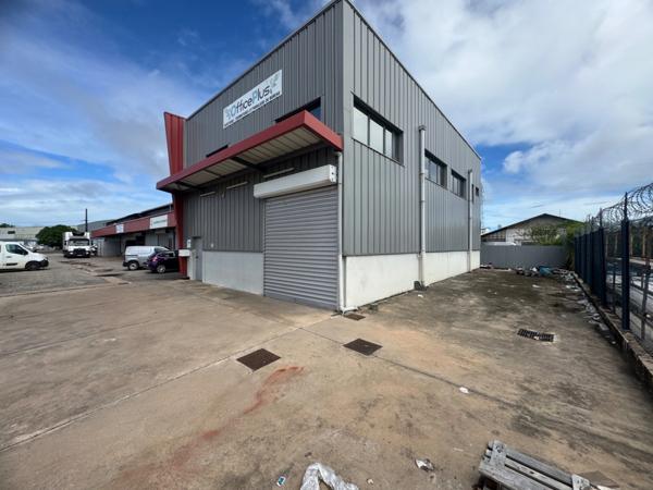 Magnifique opportunité de location d'un dépot de 280 m2 idéalement situé dans la zone d'activités de Cogneau Larivot