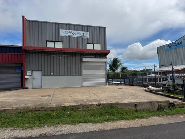 Magnifique opportunité de location d'un dépot de 280 m2 idéalement situé dans la zone d'activités de Cogneau Larivot