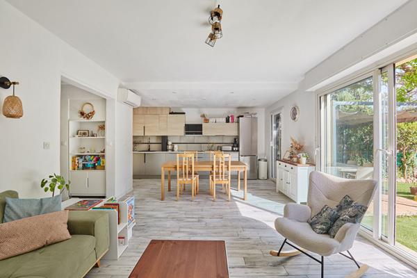 Maison Saint Cannat 4 pièce(s) 94 m2 proximité centre village.