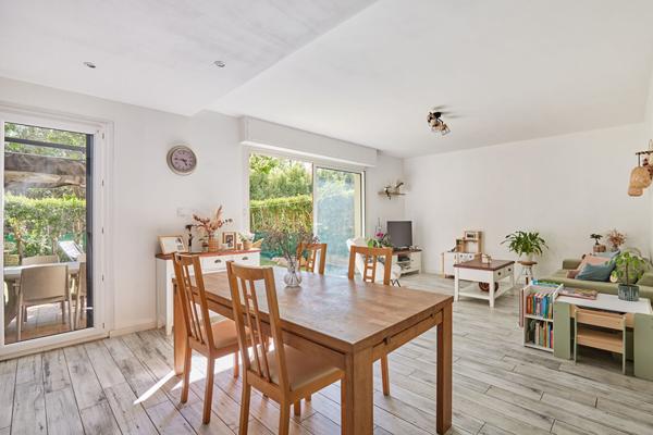 Maison Saint Cannat 4 pièce(s) 94 m2 proximité centre village.