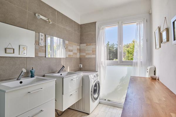 Maison Saint Cannat 4 pièce(s) 94 m2 proximité centre village.
