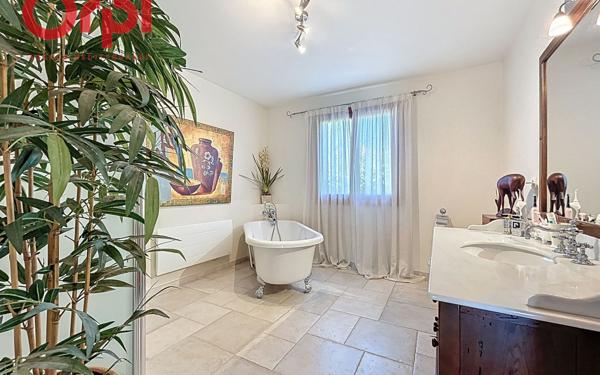 Maison à vendre    5 pièces • 186 m2 Fréjus