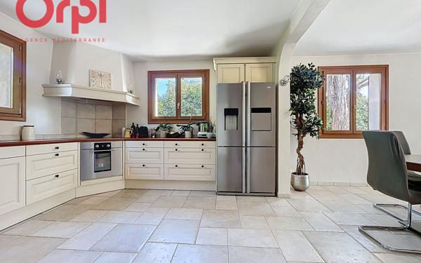 Maison à vendre    5 pièces • 186 m2 Fréjus