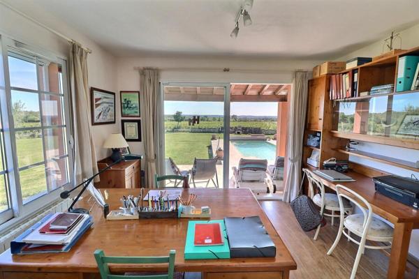 Villa avec piscine, vue dégagée et jardin de 3000m2