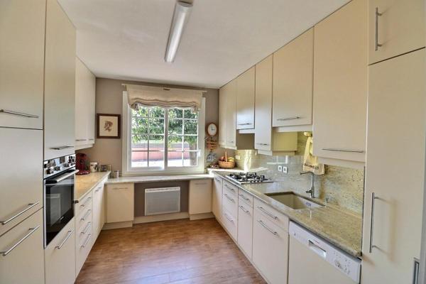 Villa avec piscine, vue dégagée et jardin de 3000m2