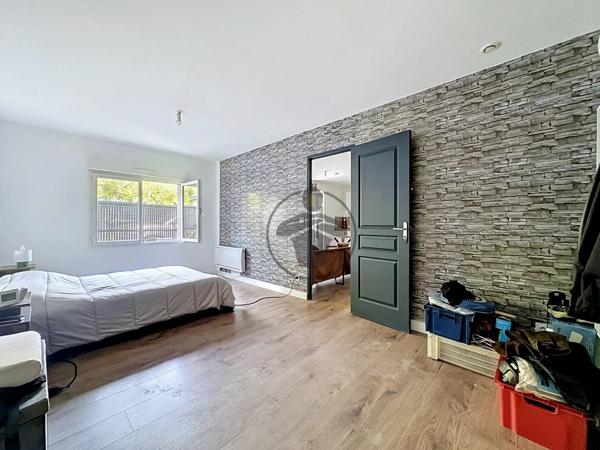 Vente                                                      Immeuble
                        
                     6 pièces                      222 m2                     à Saint-Quentin