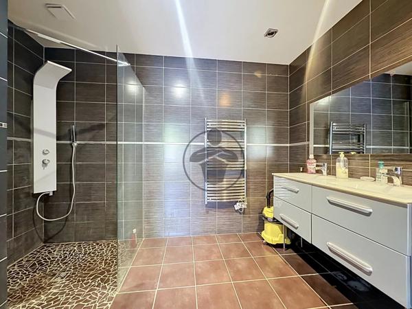 Vente                                                      Immeuble
                        
                     6 pièces                      222 m2                     à Saint-Quentin