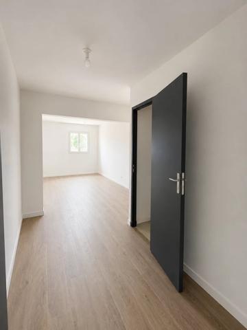 Vente                                                      Immeuble
                        
                     6 pièces                      222 m2                     à Saint-Quentin