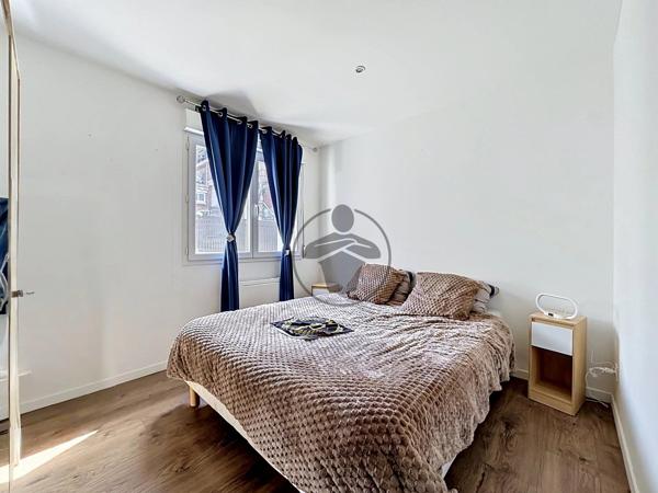 Vente                                                      Immeuble
                        
                     6 pièces                      222 m2                     à Saint-Quentin
