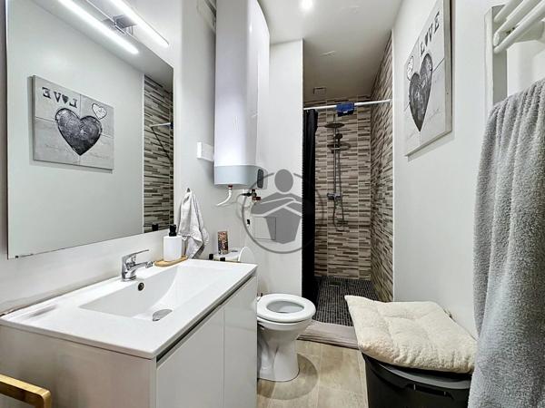 Vente                                                      Immeuble
                        
                     6 pièces                      222 m2                     à Saint-Quentin