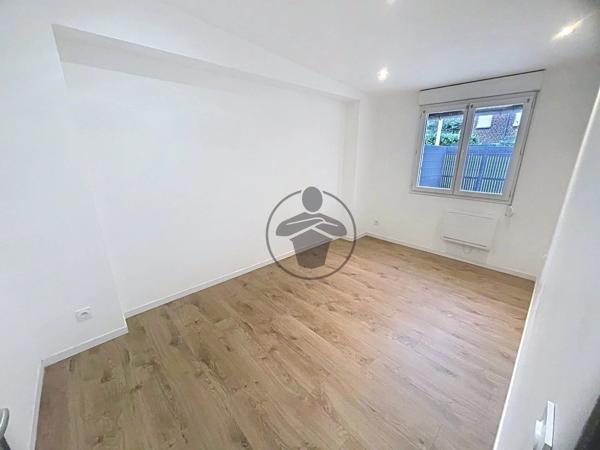 Vente                                                      Immeuble
                        
                     6 pièces                      222 m2                     à Saint-Quentin
