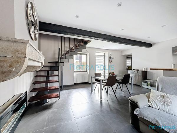 Maison de ville rénovée avec espaces extérieurs à La Boisse