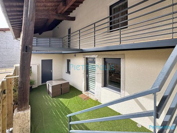 Maison de ville rénovée avec espaces extérieurs à La Boisse