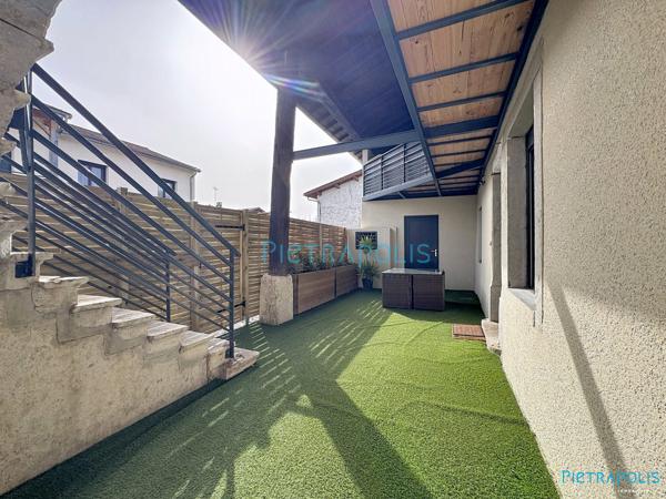 Maison de ville rénovée avec espaces extérieurs à La Boisse