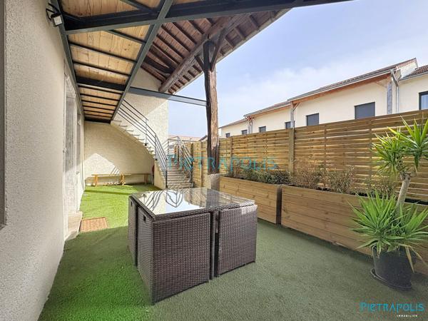 Maison de ville rénovée avec espaces extérieurs à La Boisse