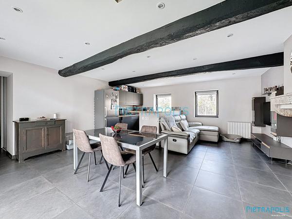 Maison de ville rénovée avec espaces extérieurs à La Boisse