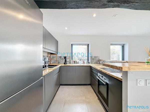 Maison de ville rénovée avec espaces extérieurs à La Boisse