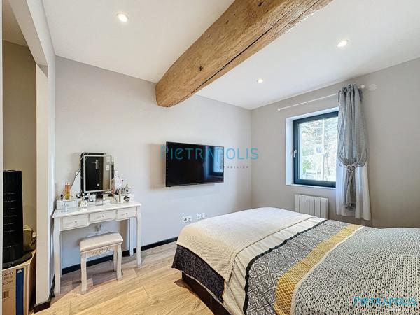 Maison de ville rénovée avec espaces extérieurs à La Boisse