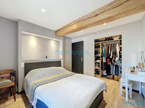 Maison de ville rénovée avec espaces extérieurs à La Boisse