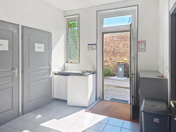 Vente                                                      Bureau
                        
                     5 pièces                      150 m2                     à Laon