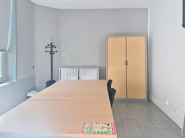 Vente                                                      Bureau
                        
                     5 pièces                      150 m2                     à Laon