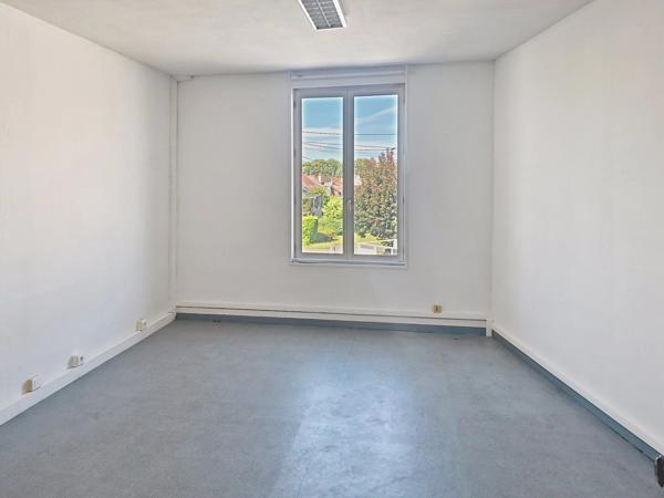 Vente                                                      Bureau
                        
                     5 pièces                      150 m2                     à Laon