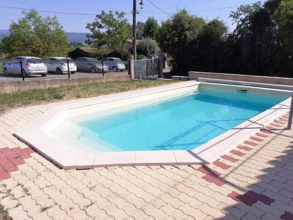 À vendre : maison de plain-pied de 84 m² avec piscine et jardin clos de 556 m² à Gargas, au cœur du Luberon