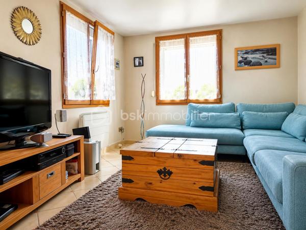 Votre conseillère Shana WURMSER vous propose à la vente cette maison d’environ 82m², située sur la commune de Château-Porcien, à proximité de l’école et des commerces.

La maison principale se compose, au rez-de-chaussée, d’une entrée, d’un WC, d’un placard, d’une salle à manger, d’un salon ainsi que d’une cuisine équipée avec accès direct au jardin.

À l’étage, vous trouverez deux chambres, un espace dressing pouvant devenir une 3ème chambre ainsi qu’une salle d’eau avec WC. Les combles, isolés, permettent également de bénéficier d’un espace de stockage supplémentaire.

La maison dispose d’un vide sanitaire et d’un espace buanderie.

Une seconde maison en torchis de 50m² environ, entièrement à rénover, vient compléter la propriété et offre de belles possibilités selon vos projets.

En face de la maison principale, une parcelle de 407 m² vous permettra de profiter d’un espace jardin. Elle comprend également un garage d’environ 30 m², avec une pièce actuellement aménagée en bureau, pouvant être transformée en cuisine d’été ou adaptée selon vos besoins. Un parking permettant de stationner plusieurs véhicules dans un espace sécurisé.