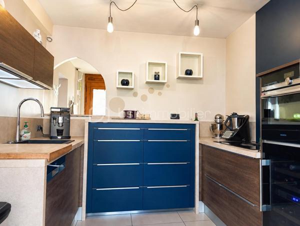 Votre conseillère Shana WURMSER vous propose à la vente cette maison d’environ 82m², située sur la commune de Château-Porcien, à proximité de l’école et des commerces.

La maison principale se compose, au rez-de-chaussée, d’une entrée, d’un WC, d’un placard, d’une salle à manger, d’un salon ainsi que d’une cuisine équipée avec accès direct au jardin.

À l’étage, vous trouverez deux chambres, un espace dressing pouvant devenir une 3ème chambre ainsi qu’une salle d’eau avec WC. Les combles, isolés, permettent également de bénéficier d’un espace de stockage supplémentaire.

La maison dispose d’un vide sanitaire et d’un espace buanderie.

Une seconde maison en torchis de 50m² environ, entièrement à rénover, vient compléter la propriété et offre de belles possibilités selon vos projets.

En face de la maison principale, une parcelle de 407 m² vous permettra de profiter d’un espace jardin. Elle comprend également un garage d’environ 30 m², avec une pièce actuellement aménagée en bureau, pouvant être transformée en cuisine d’été ou adaptée selon vos besoins. Un parking permettant de stationner plusieurs véhicules dans un espace sécurisé.