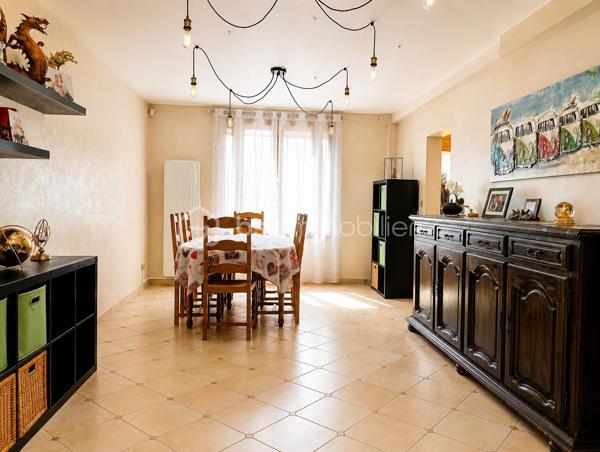 Votre conseillère Shana WURMSER vous propose à la vente cette maison d’environ 82m², située sur la commune de Château-Porcien, à proximité de l’école et des commerces.

La maison principale se compose, au rez-de-chaussée, d’une entrée, d’un WC, d’un placard, d’une salle à manger, d’un salon ainsi que d’une cuisine équipée avec accès direct au jardin.

À l’étage, vous trouverez deux chambres, un espace dressing pouvant devenir une 3ème chambre ainsi qu’une salle d’eau avec WC. Les combles, isolés, permettent également de bénéficier d’un espace de stockage supplémentaire.

La maison dispose d’un vide sanitaire et d’un espace buanderie.

Une seconde maison en torchis de 50m² environ, entièrement à rénover, vient compléter la propriété et offre de belles possibilités selon vos projets.

En face de la maison principale, une parcelle de 407 m² vous permettra de profiter d’un espace jardin. Elle comprend également un garage d’environ 30 m², avec une pièce actuellement aménagée en bureau, pouvant être transformée en cuisine d’été ou adaptée selon vos besoins. Un parking permettant de stationner plusieurs véhicules dans un espace sécurisé.