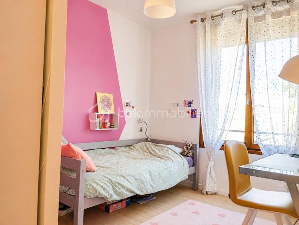 Votre conseillère Shana WURMSER vous propose à la vente cette maison d’environ 82m², située sur la commune de Château-Porcien, à proximité de l’école et des commerces.

La maison principale se compose, au rez-de-chaussée, d’une entrée, d’un WC, d’un placard, d’une salle à manger, d’un salon ainsi que d’une cuisine équipée avec accès direct au jardin.

À l’étage, vous trouverez deux chambres, un espace dressing pouvant devenir une 3ème chambre ainsi qu’une salle d’eau avec WC. Les combles, isolés, permettent également de bénéficier d’un espace de stockage supplémentaire.

La maison dispose d’un vide sanitaire et d’un espace buanderie.

Une seconde maison en torchis de 50m² environ, entièrement à rénover, vient compléter la propriété et offre de belles possibilités selon vos projets.

En face de la maison principale, une parcelle de 407 m² vous permettra de profiter d’un espace jardin. Elle comprend également un garage d’environ 30 m², avec une pièce actuellement aménagée en bureau, pouvant être transformée en cuisine d’été ou adaptée selon vos besoins. Un parking permettant de stationner plusieurs véhicules dans un espace sécurisé.