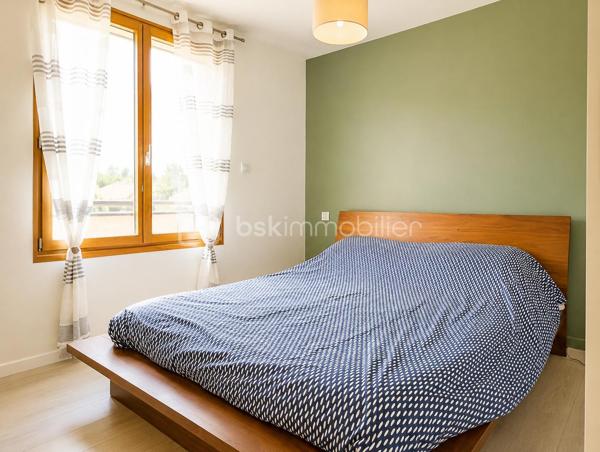 Votre conseillère Shana WURMSER vous propose à la vente cette maison d’environ 82m², située sur la commune de Château-Porcien, à proximité de l’école et des commerces.

La maison principale se compose, au rez-de-chaussée, d’une entrée, d’un WC, d’un placard, d’une salle à manger, d’un salon ainsi que d’une cuisine équipée avec accès direct au jardin.

À l’étage, vous trouverez deux chambres, un espace dressing pouvant devenir une 3ème chambre ainsi qu’une salle d’eau avec WC. Les combles, isolés, permettent également de bénéficier d’un espace de stockage supplémentaire.

La maison dispose d’un vide sanitaire et d’un espace buanderie.

Une seconde maison en torchis de 50m² environ, entièrement à rénover, vient compléter la propriété et offre de belles possibilités selon vos projets.

En face de la maison principale, une parcelle de 407 m² vous permettra de profiter d’un espace jardin. Elle comprend également un garage d’environ 30 m², avec une pièce actuellement aménagée en bureau, pouvant être transformée en cuisine d’été ou adaptée selon vos besoins. Un parking permettant de stationner plusieurs véhicules dans un espace sécurisé.