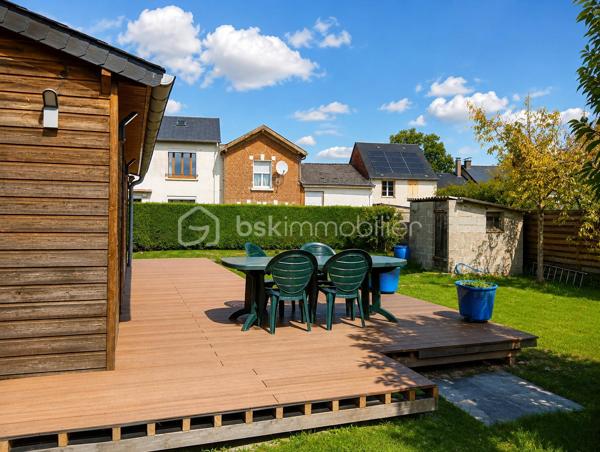 Votre conseillère Shana WURMSER vous propose à la vente cette maison d’environ 82m², située sur la commune de Château-Porcien, à proximité de l’école et des commerces.

La maison principale se compose, au rez-de-chaussée, d’une entrée, d’un WC, d’un placard, d’une salle à manger, d’un salon ainsi que d’une cuisine équipée avec accès direct au jardin.

À l’étage, vous trouverez deux chambres, un espace dressing pouvant devenir une 3ème chambre ainsi qu’une salle d’eau avec WC. Les combles, isolés, permettent également de bénéficier d’un espace de stockage supplémentaire.

La maison dispose d’un vide sanitaire et d’un espace buanderie.

Une seconde maison en torchis de 50m² environ, entièrement à rénover, vient compléter la propriété et offre de belles possibilités selon vos projets.

En face de la maison principale, une parcelle de 407 m² vous permettra de profiter d’un espace jardin. Elle comprend également un garage d’environ 30 m², avec une pièce actuellement aménagée en bureau, pouvant être transformée en cuisine d’été ou adaptée selon vos besoins. Un parking permettant de stationner plusieurs véhicules dans un espace sécurisé.